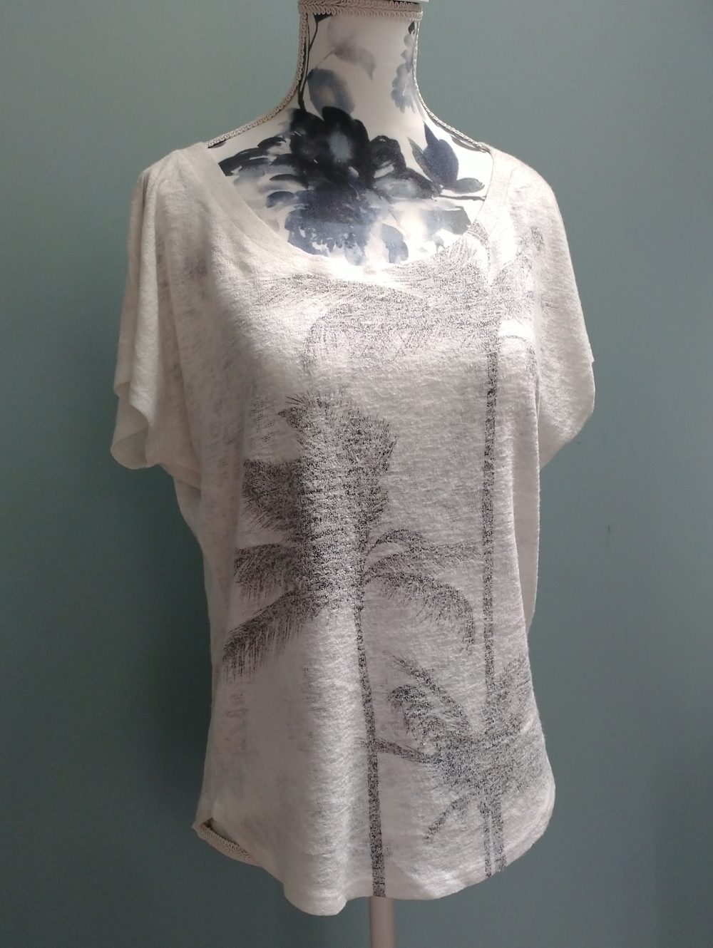 Gaze Lightweight Sweater T-Shirt White with Gray Tropical Palm Motif